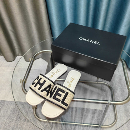CC 25 Mule Raffia Large Logo