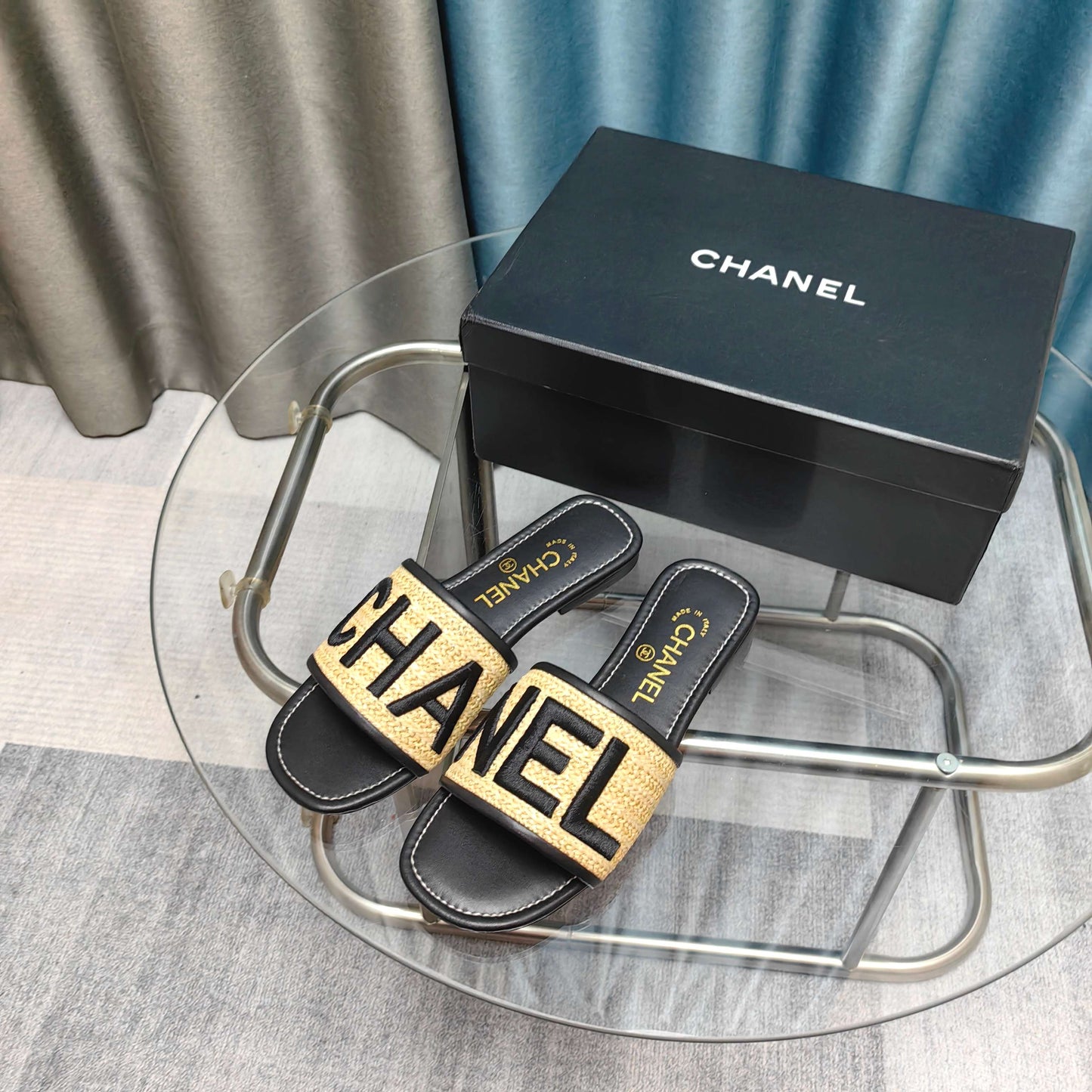 CC 25 Mule Raffia Large Logo