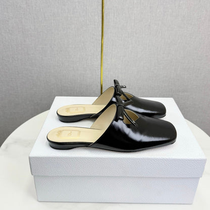DIOR 26S PEARL-ACCENT BOW FLAT MULES IN BLACK GLOSSY CALFSKIN