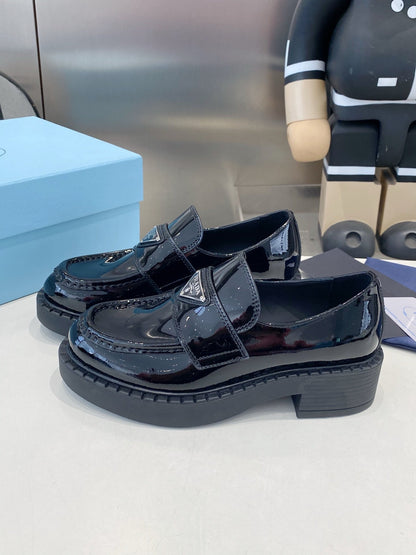 PRADA 26S LOAFERS IN BLACK PATENT CALFSKIN WITH LOGO