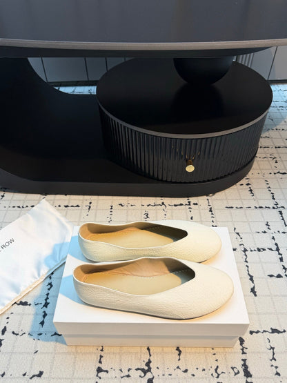 THE ROW 26S CLASSIC BALLET FLATS IN IVORY WHITE CALFSKIN