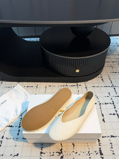 THE ROW 26S CLASSIC BALLET FLATS IN IVORY WHITE CALFSKIN