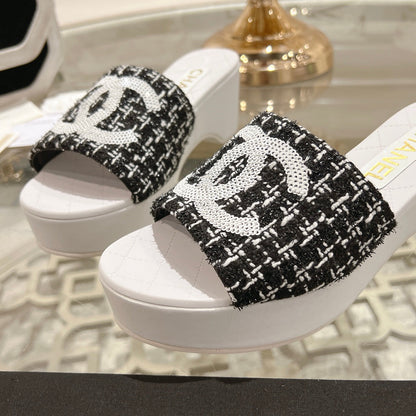 WEDGE PLATFORM IN BLACK FABRIC WITH WHITE LOGO