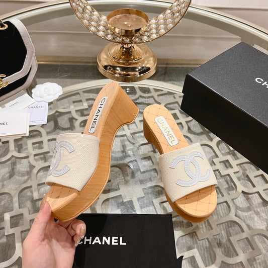 WEDGE PLATFORM IN WHITE LAMBSKIN WITH LOGO