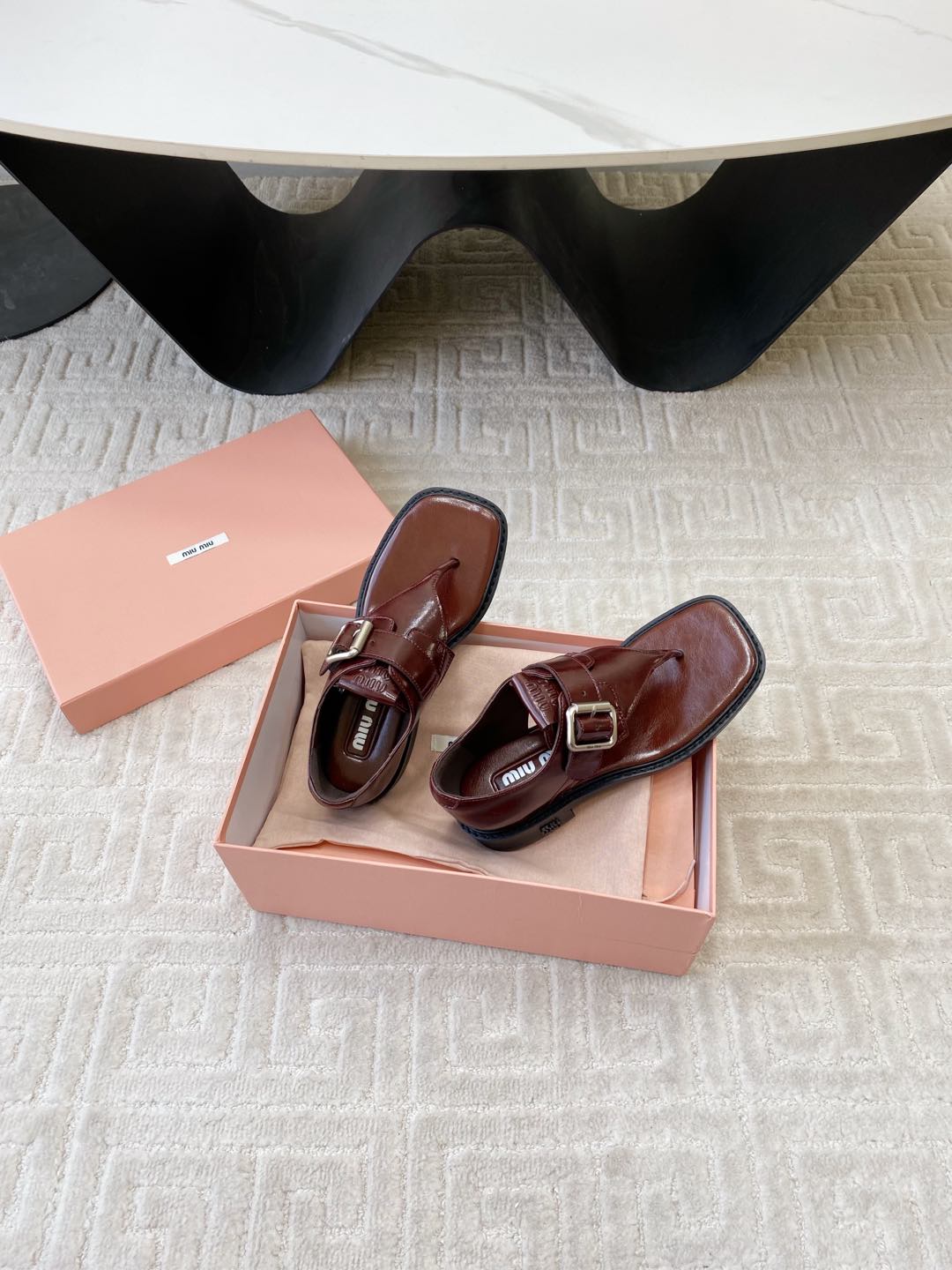 THONG SANDALS IN RED BROWN SHINY LAMBSKIN WITH SILVER BUCKLE