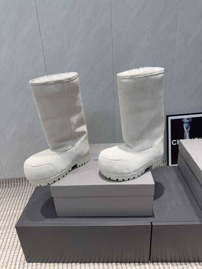 BALENCIAGA 25S BOOTS PLATFORM HEEL IN WHITE SUEDE STYLE 3