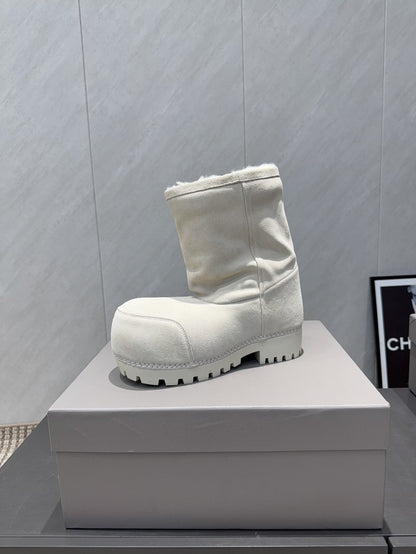 BALENCIAGA 25S LOW ANKLE BOOTS PLATFORM HEEL IN WHITE SUEDE STYLE 2