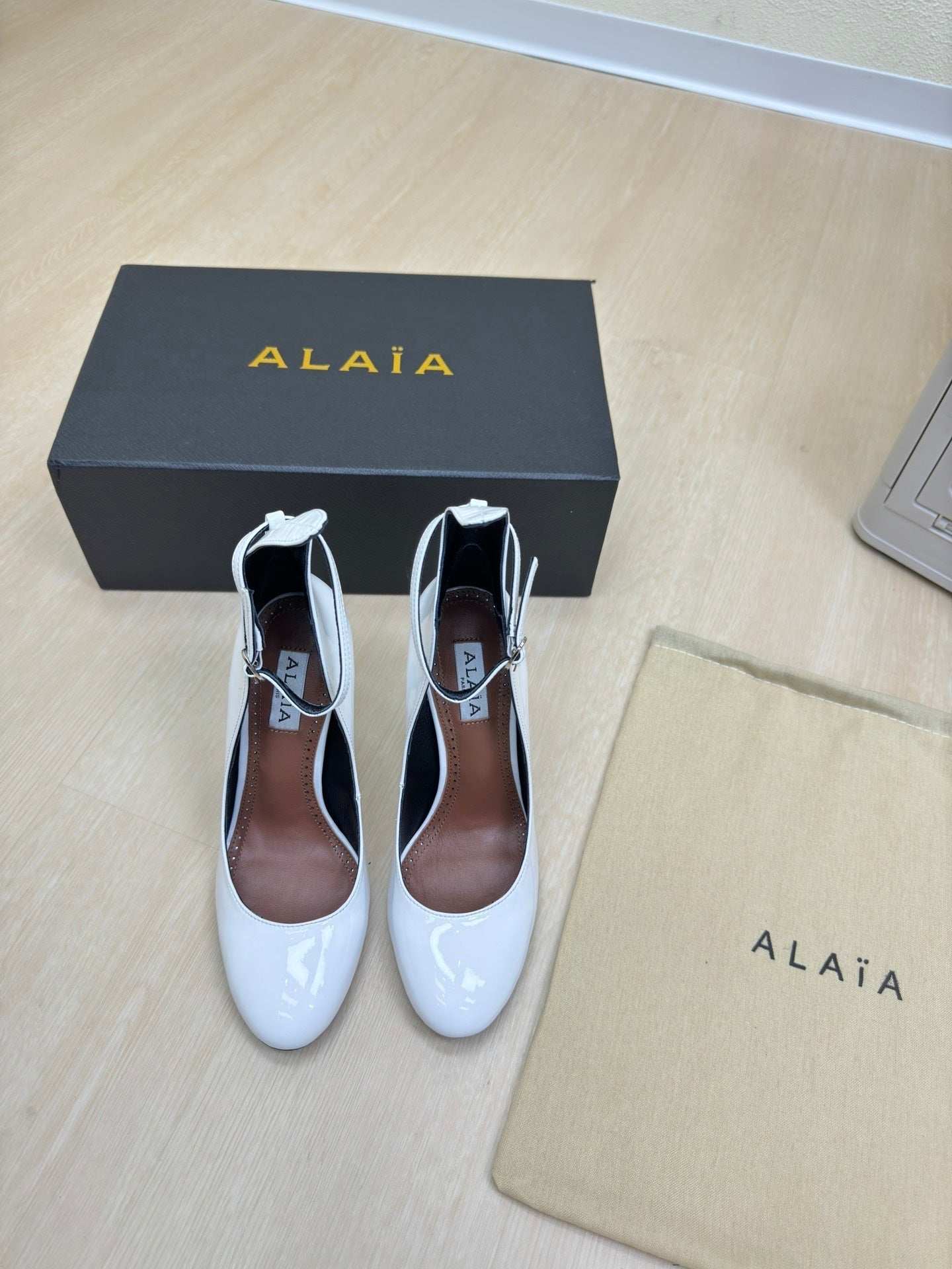 DECOLLETE PUMPS IN WHITE PATENT CALFSKIN