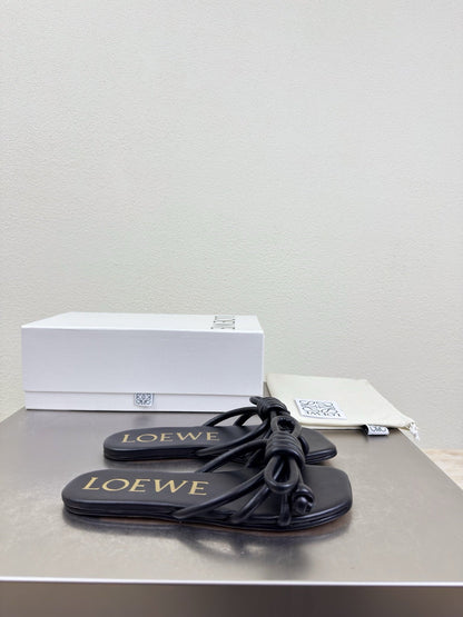 LOEWE 26S FLAMENCO KNOT SANDAL IN BLACK CALFSKIN
