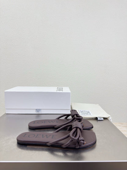 LOEWE 26S FLAMENCO KNOT SANDAL IN DARK BROWN CALFSKIN