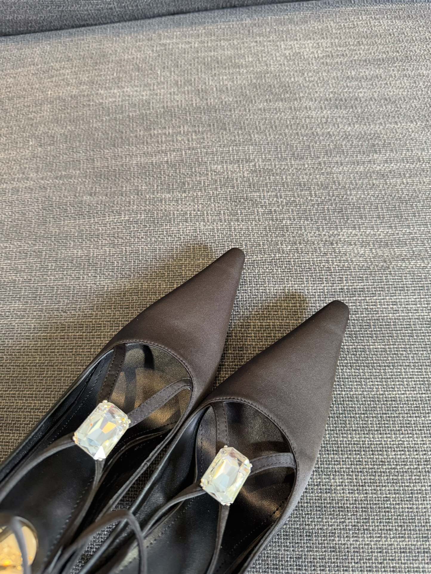 HIGH SANDAL ATTACHED GEM IN BLACK SILK