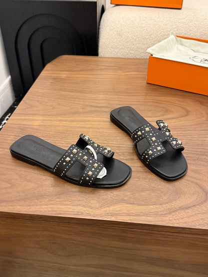 HM 26S ORAN STUDDED SANDALS IN BLACK CALFSKIN