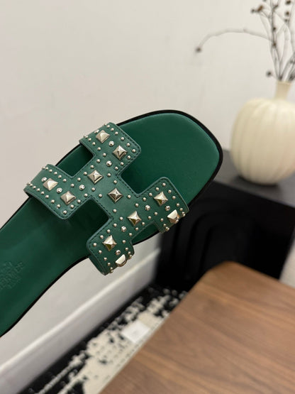 HM 26S ORAN STUDDED SANDALS IN EMERALD GREEN CALFSKIN