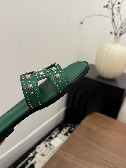 HM 26S ORAN STUDDED SANDALS IN EMERALD GREEN CALFSKIN
