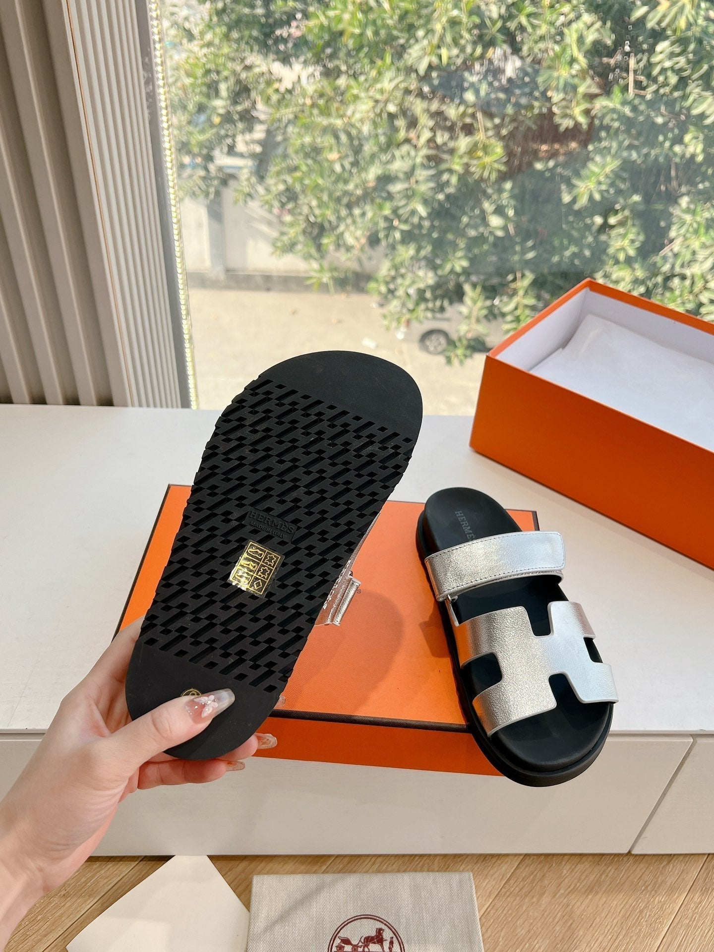 CHYPRE SANDAL IN SILVER METALLIC CALFSKIN