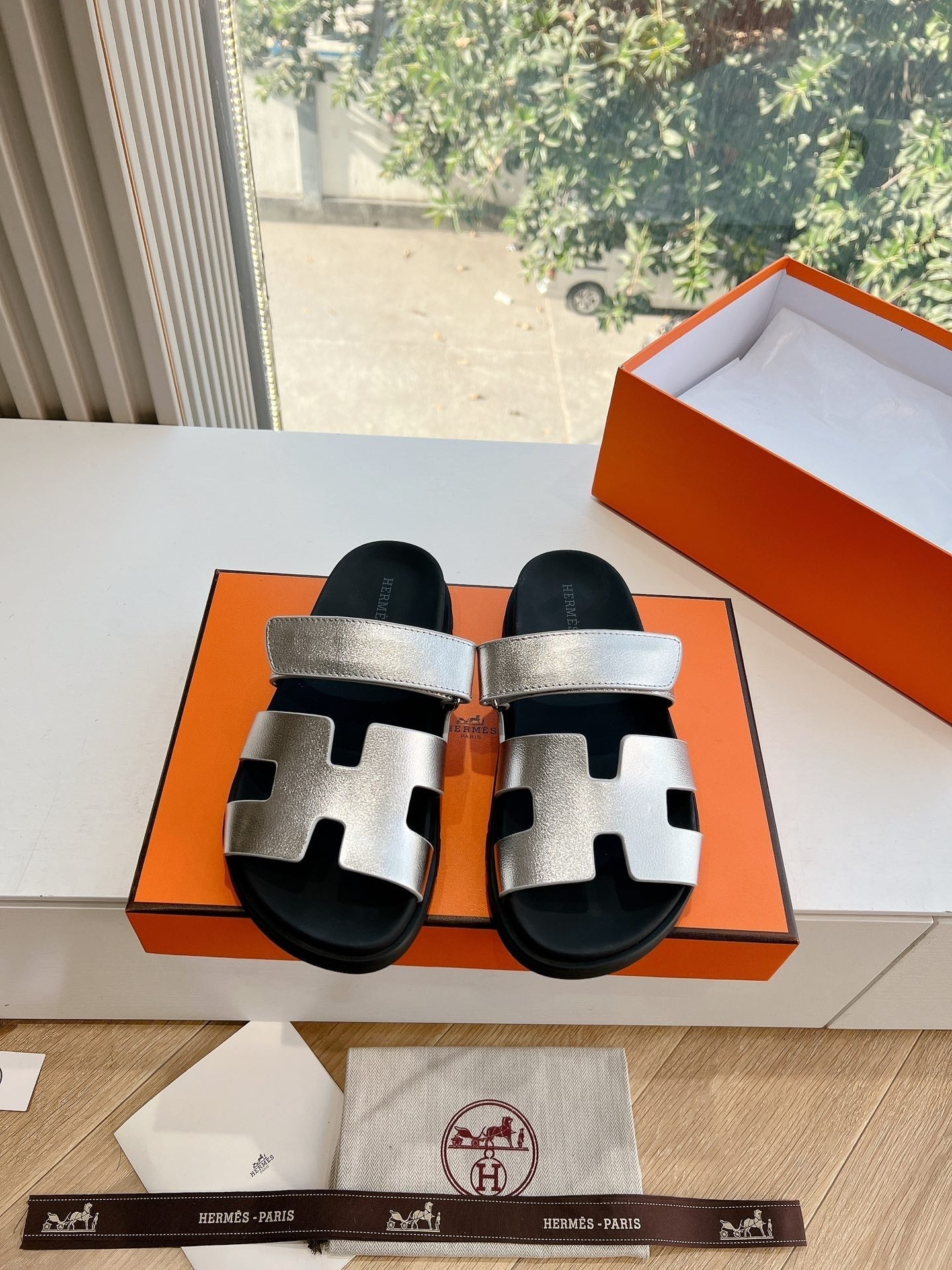 CHYPRE SANDAL IN SILVER METALLIC CALFSKIN