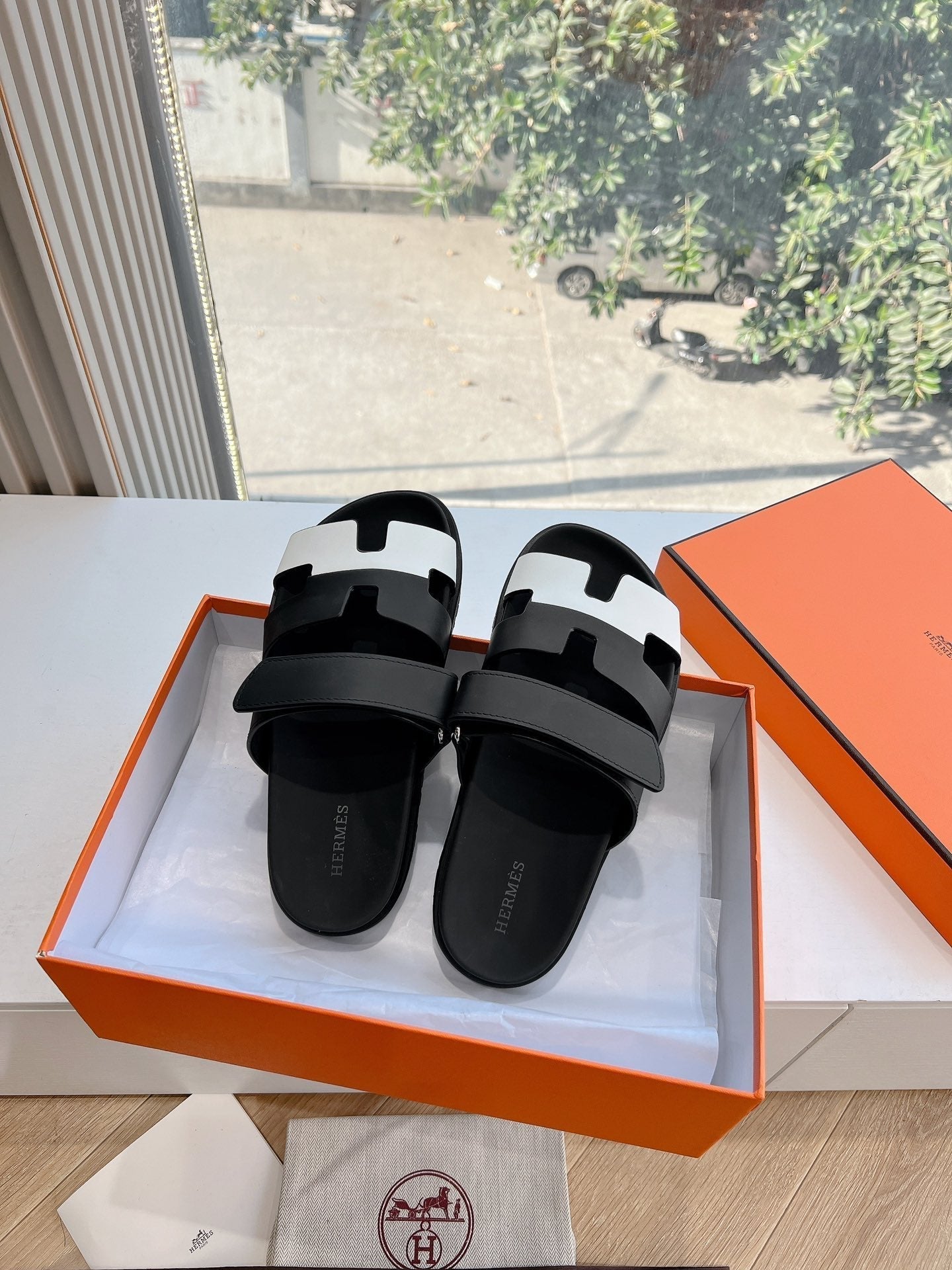 CHYPRE SANDAL IN BLACK MIX WHITE CALFSKIN