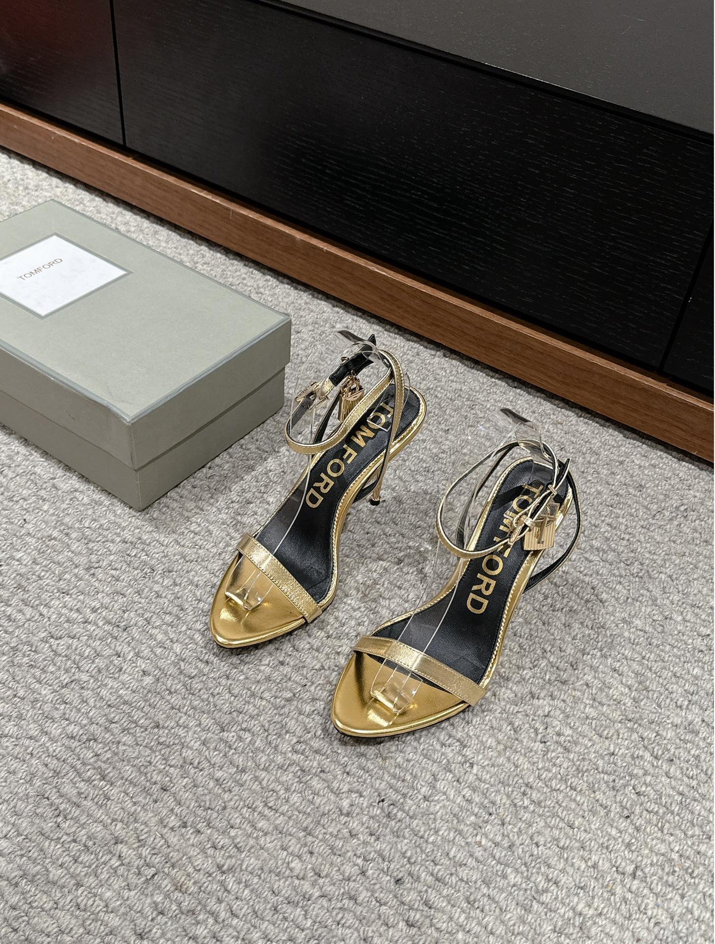 PADLOCK POINTY NAKED SANDAL 85 MM IN GOLD CALFSKIN