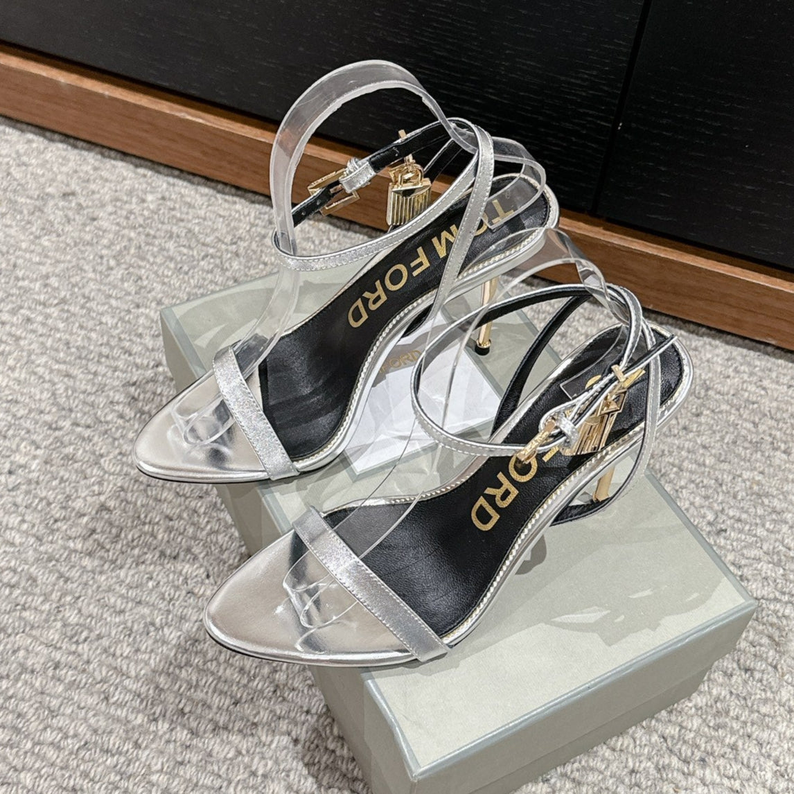 PADLOCK POINTY NAKED SANDAL 85 MM IN SILVER CALFSKIN