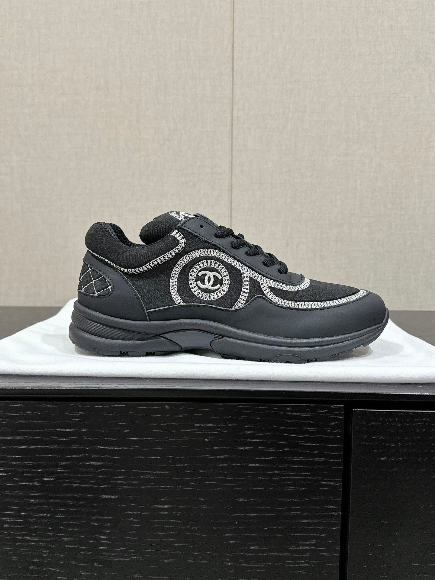 CLASSIC TRAINER IN BLACK FABRIC