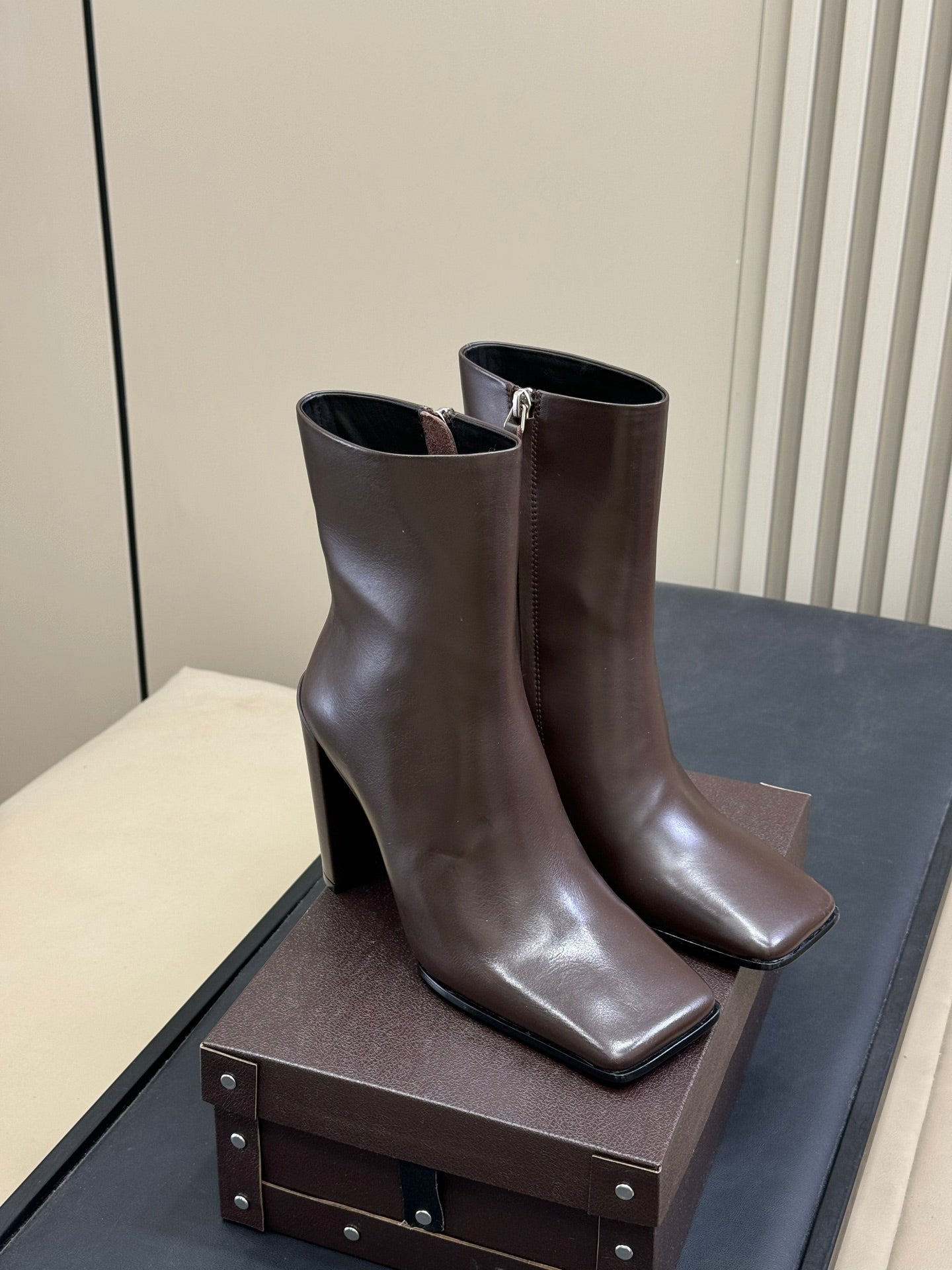 ALAIA 25S ANKLE HIGH-HEELED BOOTS IN DARK BROWN CALFSKIN