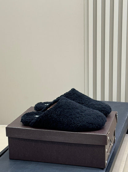 ALAIA 25S SHEARLING COZY SLIPPERS IN BLACK