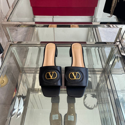 VLTN HIGH HEEL 25S 30 MM IN BLACK LAMBSKIN WITH GOLD HARDWARE