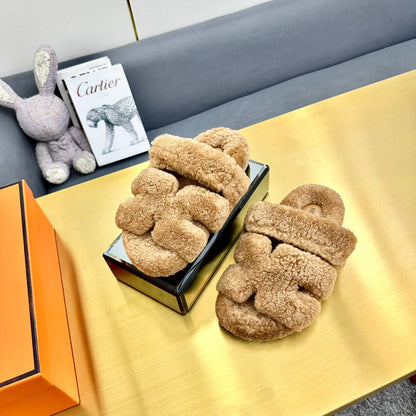 CHYPRE SANDAL IN PEANUT BROWN SHEARLING