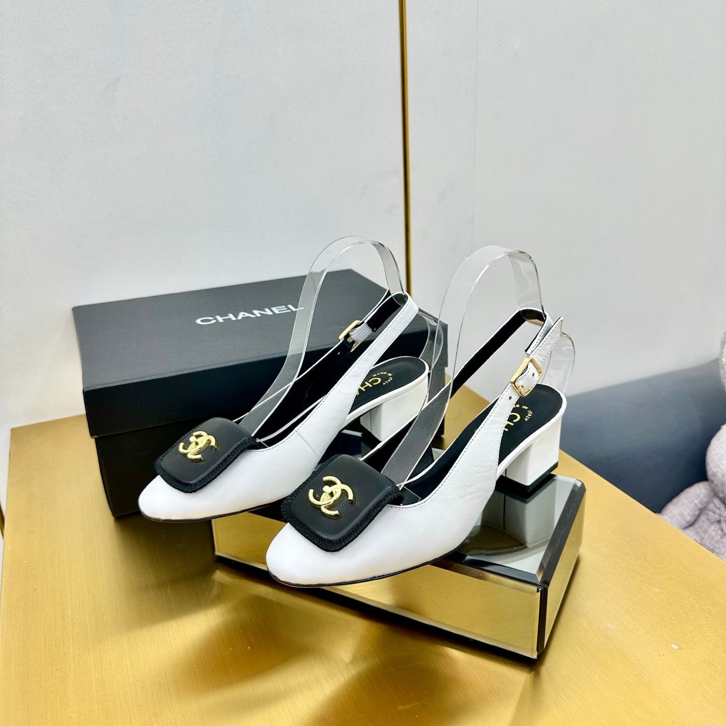 CC SLINGBACK 25S IN WHITE MIX BLACK CALFSKIN WITH GOLD HARDWARE