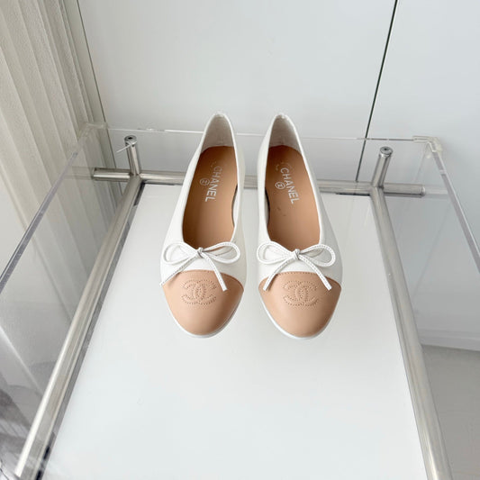 CHANEL 26S BALLET FLATS IN WHITE CALFSKIN WITH BEIGE TOE CAP AND BOW