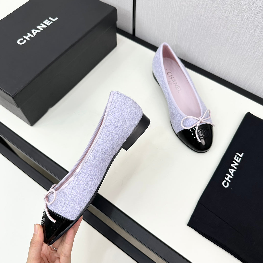 BALLET FLATS IN POWDER BLUE TWEED AND BLACK CALFSKIN