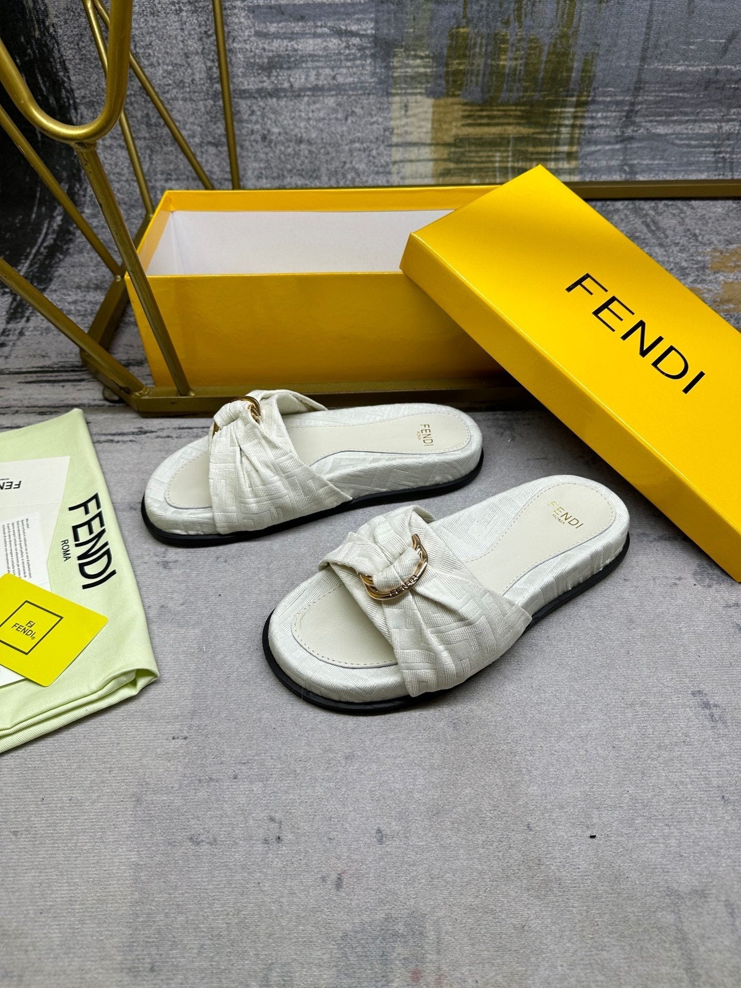FF Feel 10 White FF jacquard Slide